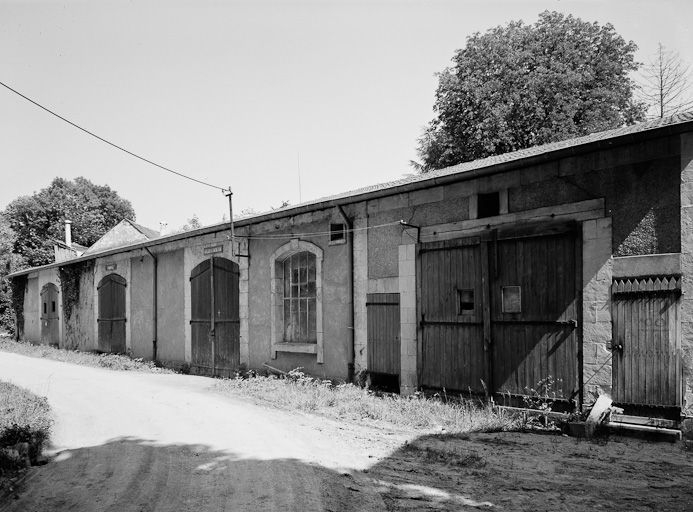 Ateliers d'entretien et pompes, face au magasin d'embouteillage. © Jean-Luc Duthu / Région Bourgogne-Franche-Comté, Inventaire du patrimoine - 1984 Ateliers d'entretien et pompes, face au magasin d'embouteillage. © Jean-Luc Duthu / Région Bourgogne-Franche-Comté, Inventaire du patrimoine - 1984