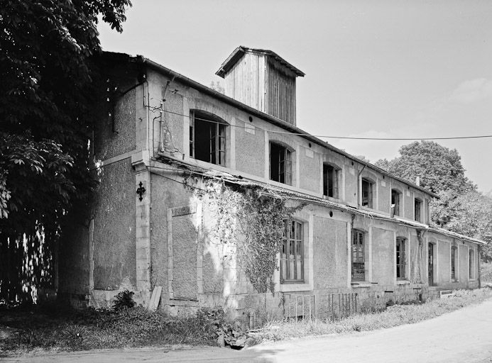 Magasin d'embouteillage, façade antérieure. © Jean-Luc Duthu / Région Bourgogne-Franche-Comté, Inventaire du patrimoine - 1984 Magasin d'embouteillage, façade antérieure. © Jean-Luc Duthu / Région Bourgogne-Franche-Comté, Inventaire du patrimoine - 1984