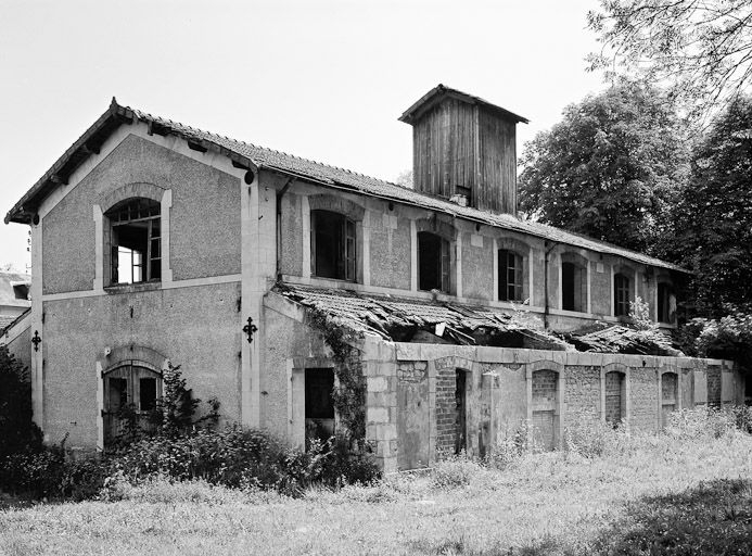 Magasin d'embouteillage, façade postérieure. © Jean-Luc Duthu / Région Bourgogne-Franche-Comté, Inventaire du patrimoine - 1984 Magasin d'embouteillage, façade postérieure. © Jean-Luc Duthu / Région Bourgogne-Franche-Comté, Inventaire du patrimoine - 1984