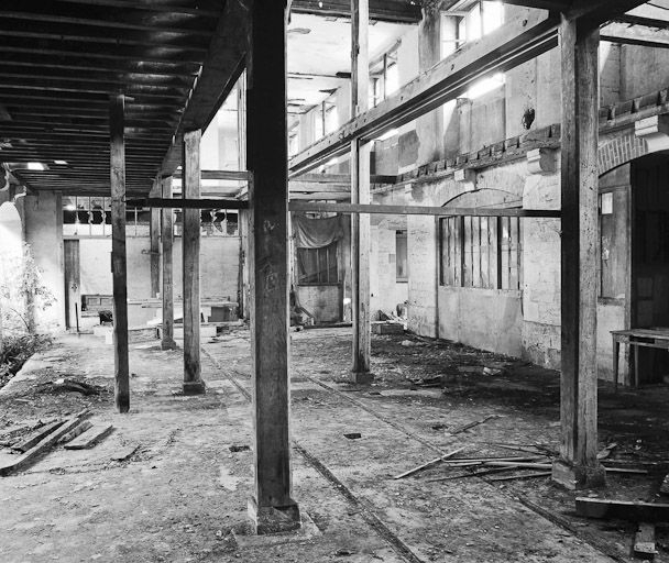 Magasin d'embouteillage, intérieur. © Michel Thierry / Région Bourgogne-Franche-Comté, Inventaire du patrimoine - 1984 Magasin d'embouteillage, intérieur. © Michel Thierry / Région Bourgogne-Franche-Comté, Inventaire du patrimoine - 1984