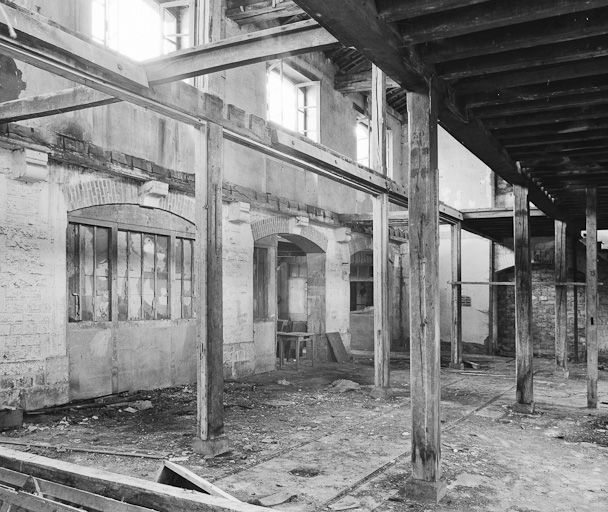 Magasin d'embouteillage, intérieur. © Michel Thierry / Région Bourgogne-Franche-Comté, Inventaire du patrimoine - 1984 Magasin d'embouteillage, intérieur. © Michel Thierry / Région Bourgogne-Franche-Comté, Inventaire du patrimoine - 1984