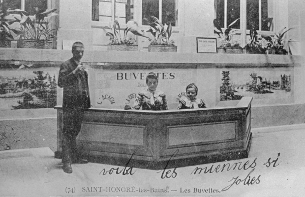 Buvette avant la construction du hall des sources, second état connu (suppression du degré central). © Jean-Luc Duthu / Région Bourgogne-Franche-Comté, Inventaire du patrimoine - 1984 Buvette avant la construction du hall des sources, second état connu (suppression du degré central). © Jean-Luc Duthu / Région Bourgogne-Franche-Comté, Inventaire du patrimoine - 1984