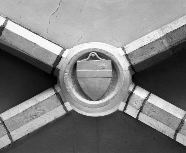 Choeur, clef de voûte de la 1ère travée (armes de la famille Bouton ? et marque de tâcheron) © Michel Thierry / Région Bourgogne-Franche-Comté, Inventaire du patrimoine - 1985