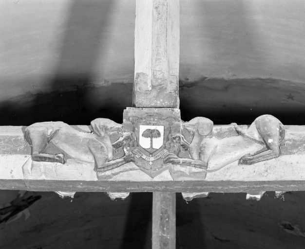 Charpente de la nef, décor du 3ème entrait (armes de Mgr Rivet, évêque de Dijon) © Jean-Luc Duthu / Région Bourgogne-Franche-Comté, Inventaire du patrimoine - 1985