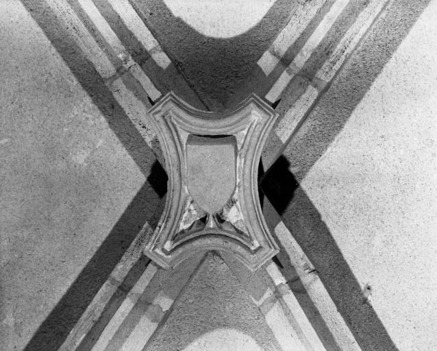 Choeur, 2e travée, clef de voûte © Jean-Luc Duthu / Région Bourgogne-Franche-Comté, Inventaire du patrimoine - 1985