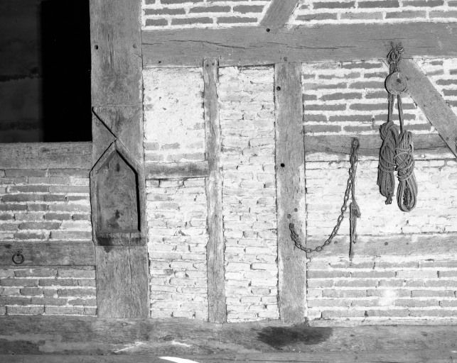 Détail intérieur du mur droit de la grange. © Michel Rosso / Région Bourgogne-Franche-Comté, Inventaire du patrimoine - 1985