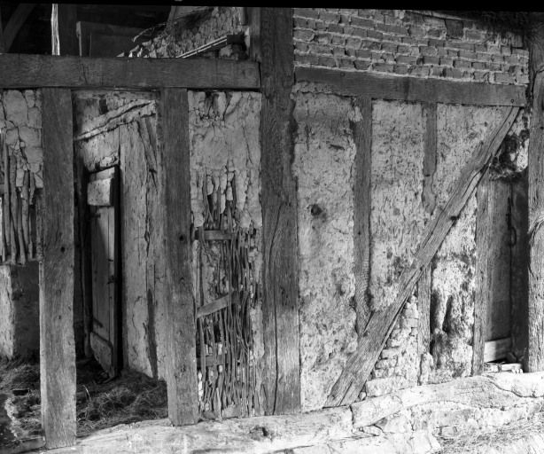 Aire de battage, détail du mur droit. © Michel Rosso / Région Bourgogne-Franche-Comté, Inventaire du patrimoine - 1986