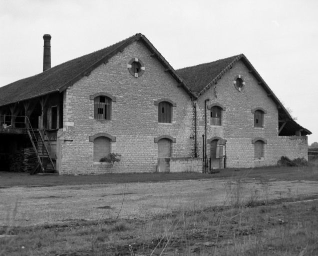 Elévations droites, vue prise du sud-est. © Michel Rosso / Région Bourgogne-Franche-Comté, Inventaire du patrimoine - 1986