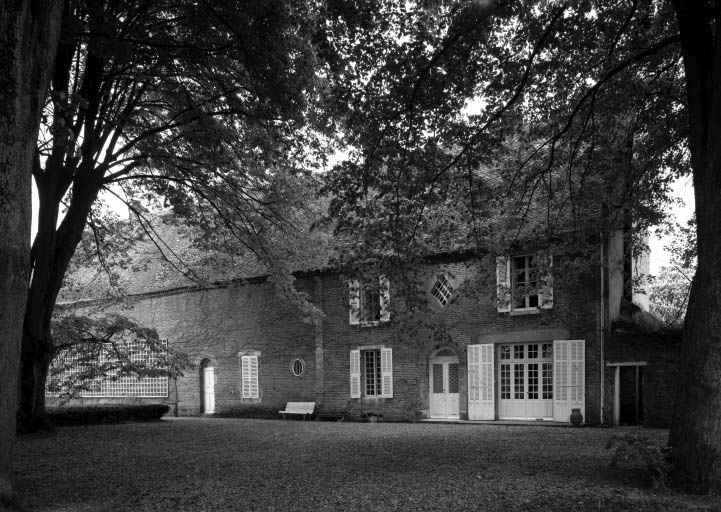 Bâtiment de l'ancien château, partie abritant le logis, élévation sur cour. © Michel Rosso / Région Bourgogne-Franche-Comté, Inventaire du patrimoine - 1986