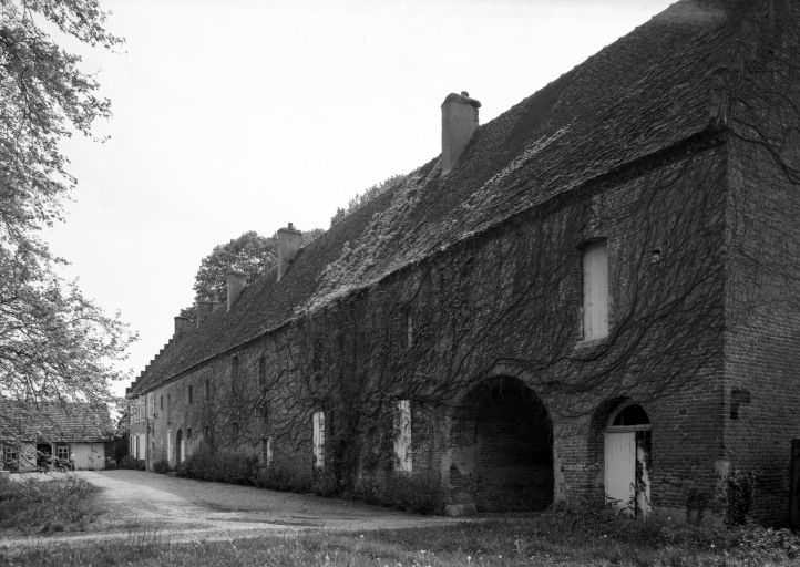 Bâtiment de l'ancien château, élévation sur cour vue de trois-quarts droit. © Michel Rosso / Région Bourgogne-Franche-Comté, Inventaire du patrimoine - 1986