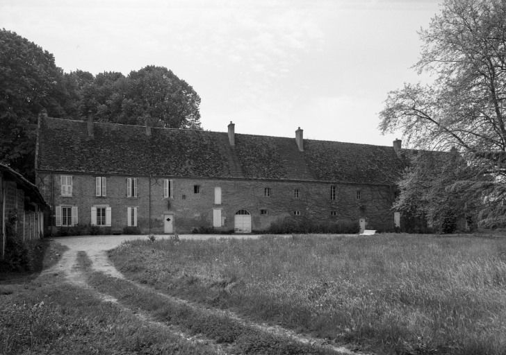 Bâtiment de l'ancien château, élévation sur cour. © Michel Rosso / Région Bourgogne-Franche-Comté, Inventaire du patrimoine - 1986