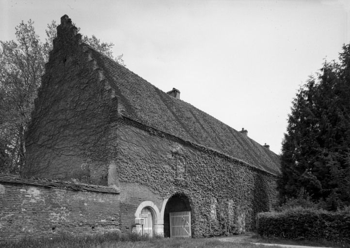 Bâtiment de l'ancien château, partiet abritant le corps de passage, élévation sur le chemin d'accès. © Michel Rosso / Région Bourgogne-Franche-Comté, Inventaire du patrimoine - 1986