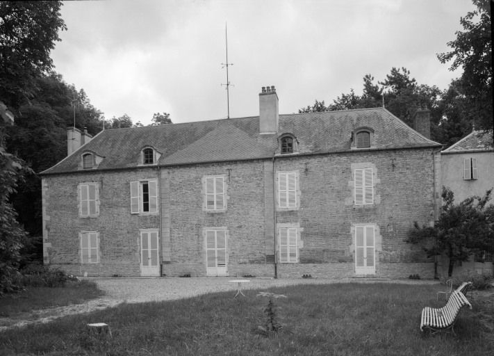 Corps d'habitation, élévation antérieure. © Michel Rosso / Région Bourgogne-Franche-Comté, Inventaire du patrimoine - 1986