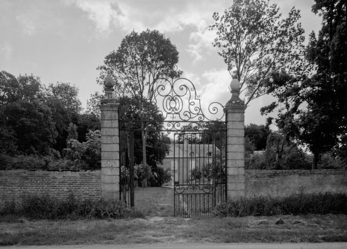 Vue de l'entrée. © Michel Rosso / Région Bourgogne-Franche-Comté, Inventaire du patrimoine - 1986
