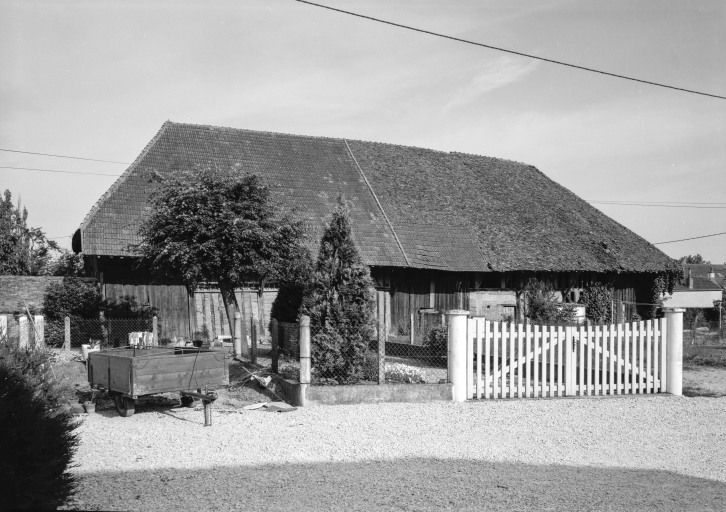 Dépendances, vue d'ensemble. © Michel Rosso / Région Bourgogne-Franche-Comté, Inventaire du patrimoine - 1986