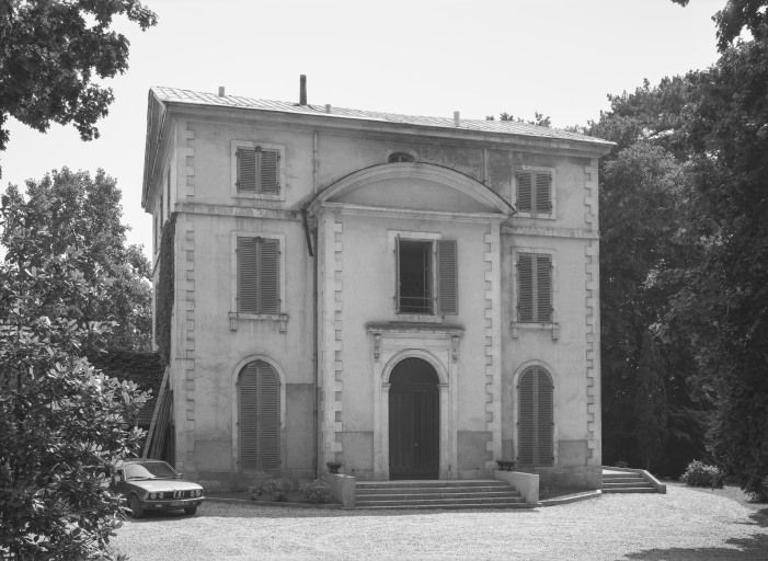 Pavillon ouest, façade antérieure. © Michel Rosso / Région Bourgogne-Franche-Comté, Inventaire du patrimoine - 1986