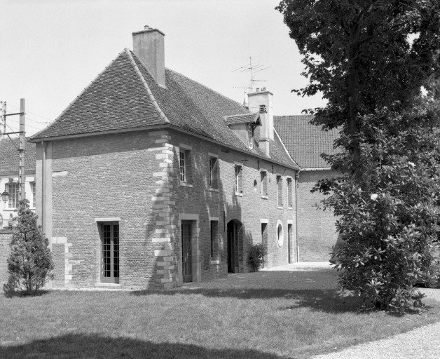 Bâtiment nord-ouest : les communs. © Michel Rosso / Région Bourgogne-Franche-Comté, Inventaire du patrimoine - 1986