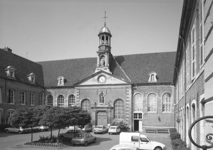 Aile ouest vue depuis la cour © Michel Rosso / Région Bourgogne-Franche-Comté, Inventaire du patrimoine - 1986
