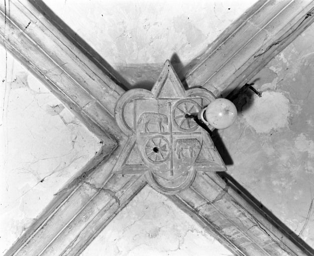 Sacristie, clef de voûte aux armes des Berbis et des Bossuet © Jean-Luc Duthu / Région Bourgogne-Franche-Comté, Inventaire du patrimoine - 1986