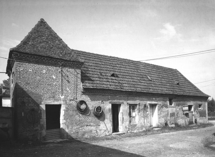 Logis du garçon de ferme et étables. © Michel Rosso / Région Bourgogne-Franche-Comté, Inventaire du patrimoine - 1986