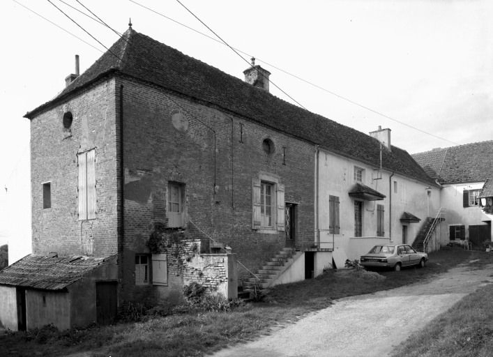 Bâtiment à gauche de la cour. © Michel Rosso / Région Bourgogne-Franche-Comté, Inventaire du patrimoine - 1986