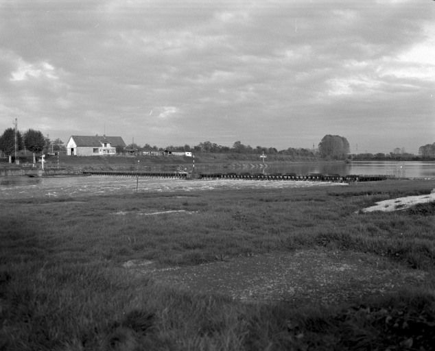 barrage mobile écluse © Michel Rosso / Région Bourgogne-Franche-Comté, Inventaire du patrimoine - 1986  barrage mobile écluse © Michel Rosso / Région Bourgogne-Franche-Comté, Inventaire du patrimoine - 1986