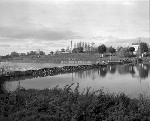 barrage mobile écluse © Michel Rosso / Région Bourgogne-Franche-Comté, Inventaire du patrimoine - 1986  barrage mobile écluse © Michel Rosso / Région Bourgogne-Franche-Comté, Inventaire du patrimoine - 1986