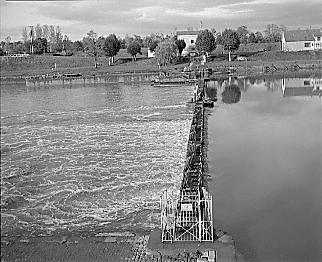 barrage mobile écluse © Michel Rosso / Région Bourgogne-Franche-Comté, Inventaire du patrimoine - 1986  barrage mobile écluse © Michel Rosso / Région Bourgogne-Franche-Comté, Inventaire du patrimoine - 1986
