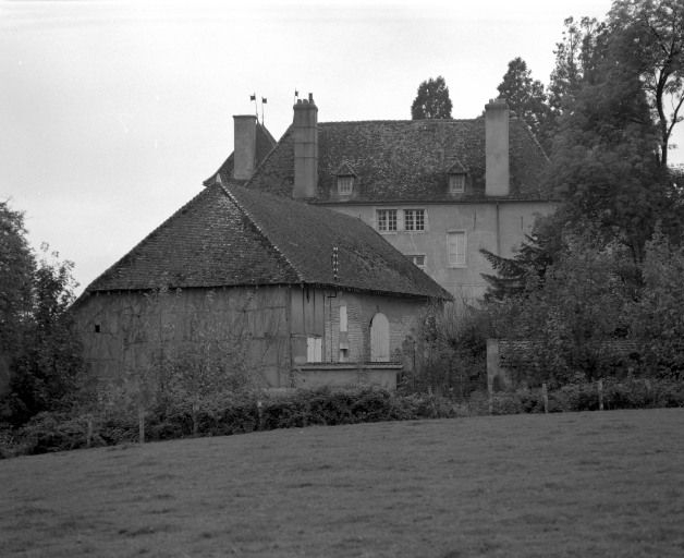 Bâtiment agricole à pan-de-bois et façade postérieure du château, vue prise du nord. © Michel Rosso / Région Bourgogne-Franche-Comté, Inventaire du patrimoine - 1986