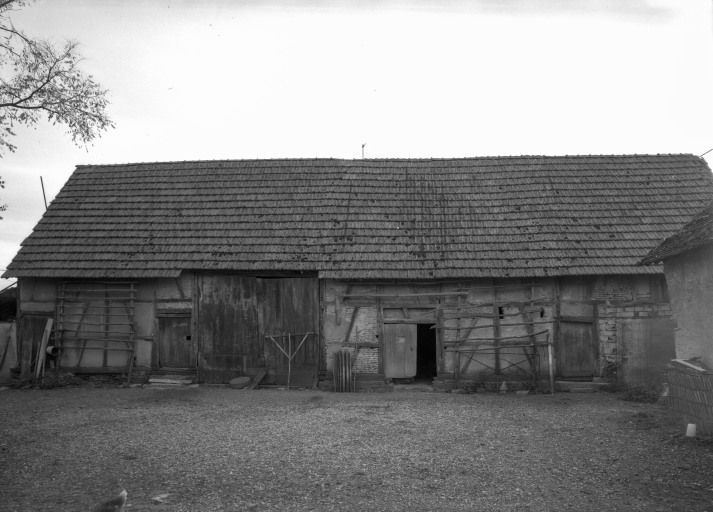 Bâtiment des dépendances, vue de trois-quarts. © Michel Rosso / Région Bourgogne-Franche-Comté, Inventaire du patrimoine - 1986