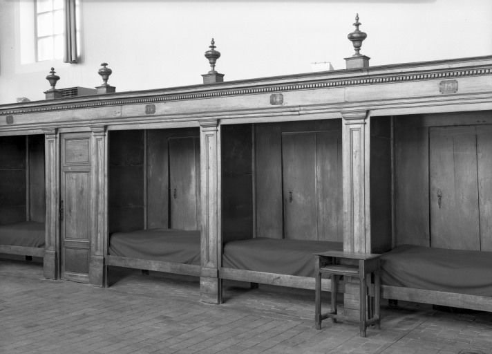 Travée droite, lits et porte d'accès au couloir de distribution © Jean-Luc Duthu / Région Bourgogne-Franche-Comté, Inventaire du patrimoine - 1987