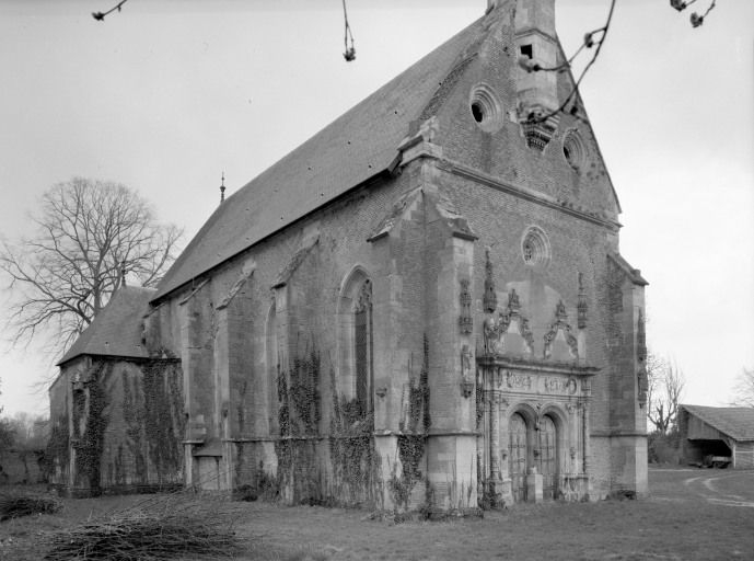 Chapelle de l'ancien château, vue d'ensemble de trois-quarts gauche. © Michel Thierry / Région Bourgogne-Franche-Comté, Inventaire du patrimoine - 1987