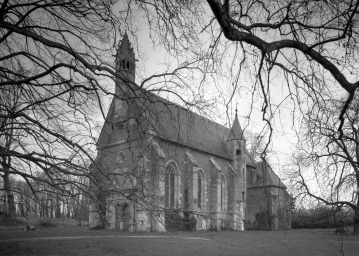 Chapelle de l'ancien château, vue d'ensemble de trois-quarts droit. © Michel Thierry / Région Bourgogne-Franche-Comté, Inventaire du patrimoine - 1987