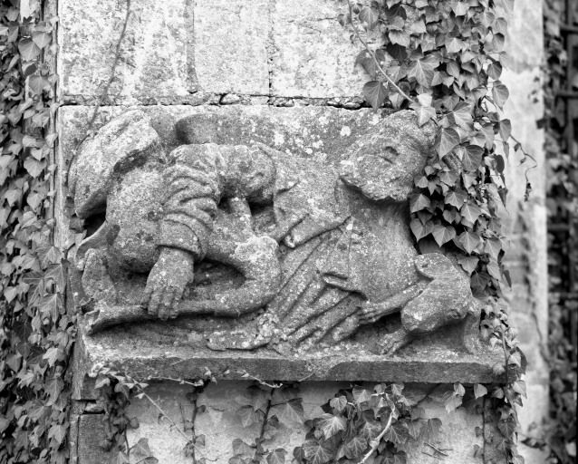 Joueur de cornemuse sur le larmier du contrefort droit de la chapelle droite. © Jean-Luc Duthu / Région Bourgogne-Franche-Comté, Inventaire du patrimoine - 1987