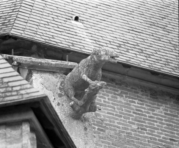 Gargouille sur le contrefort de l'angle formé par la chapelle droite et le choeur. © Jean-Luc Duthu / Région Bourgogne-Franche-Comté, Inventaire du patrimoine - 1987