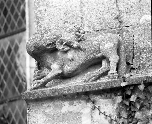 Animaux sculptés sur le larmier du contrefort gauche du choeur. © Jean-Luc Duthu / Région Bourgogne-Franche-Comté, Inventaire du patrimoine - 1987