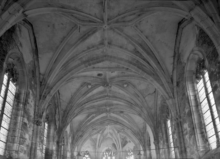 Chapelle de l'ancien château : vue d'ensemble des voûtes. © Michel Thierry / Région Bourgogne-Franche-Comté, Inventaire du patrimoine - 1987