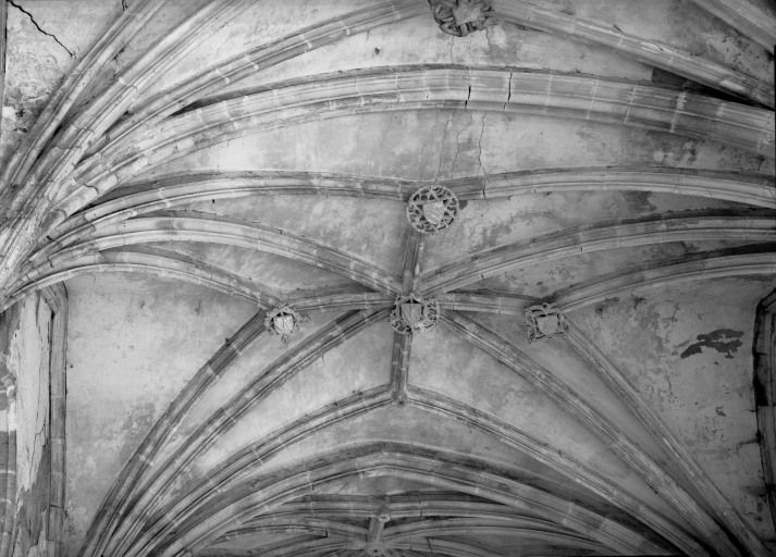 Chapelle de l'ancien château : voûte de la 4e travée de la nef. © Michel Thierry / Région Bourgogne-Franche-Comté, Inventaire du patrimoine - 1987
