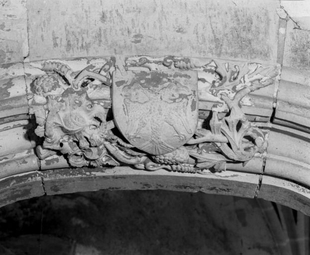 Chapelle de l'ancien château : écu aux armes de Jean de Vienne ornant la porte d'accès à la chapelle droite. © Jean-Luc Duthu / Région Bourgogne-Franche-Comté, Inventaire du patrimoine - 1987