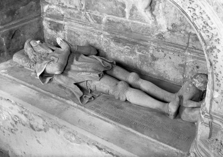 Le gisant de trois-quarts droit. © Michel Thierry / Région Bourgogne-Franche-Comté, Inventaire du patrimoine - 1987