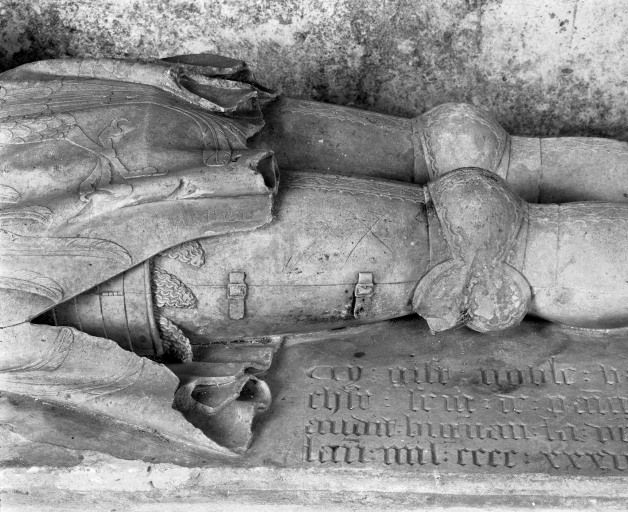 Gisant, détail des jambes. © Jean-Luc Duthu / Région Bourgogne-Franche-Comté, Inventaire du patrimoine - 1987