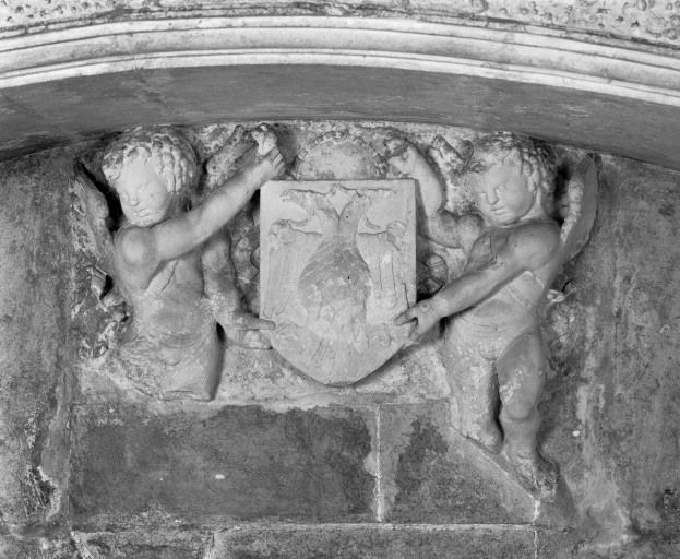 Gisant, détail des armoiries tenues par des anges. © Jean-Luc Duthu / Région Bourgogne-Franche-Comté, Inventaire du patrimoine - 1987