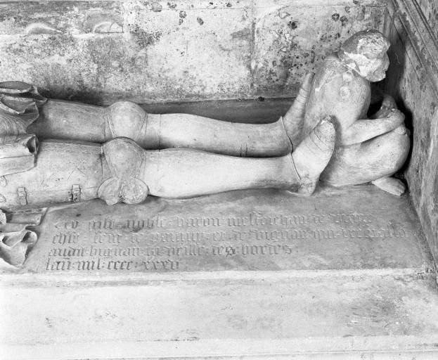 Gisant, détail des jambes et du singe. © Jean-Luc Duthu / Région Bourgogne-Franche-Comté, Inventaire du patrimoine - 1987