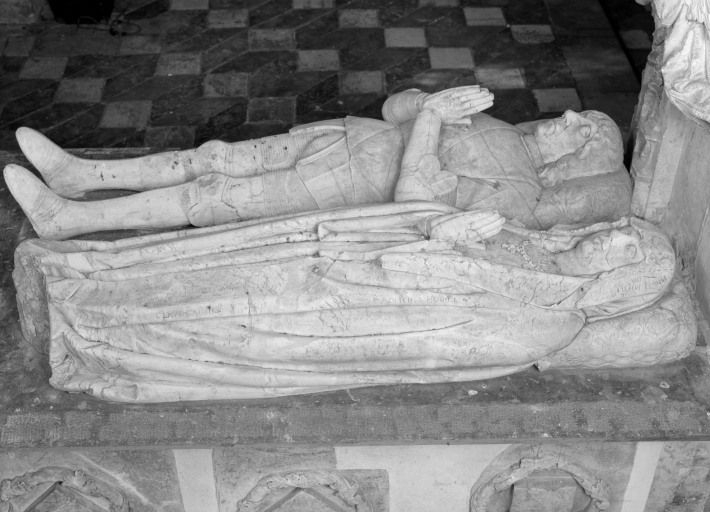 Les gisants de trois-quarts, vue depuis la chapelle gauche. © Michel Thierry / Région Bourgogne-Franche-Comté, Inventaire du patrimoine - 1987