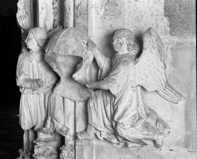 Anges tenant la barbute. © Michel Thierry / Région Bourgogne-Franche-Comté, Inventaire du patrimoine - 1987