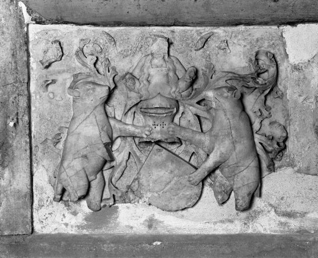 Sarcophage, détail du relief gauche. © Jean-Luc Duthu / Région Bourgogne-Franche-Comté, Inventaire du patrimoine - 1987