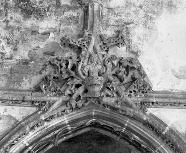 Couronnement de l'arcade côté choeur, détail. © Jean-Luc Duthu / Région Bourgogne-Franche-Comté, Inventaire du patrimoine - 1987