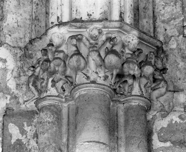 Nef, entre les 1ère et 2e travées, chapiteau gauche. © Jean-Luc Duthu / Région Bourgogne-Franche-Comté, Inventaire du patrimoine - 1987