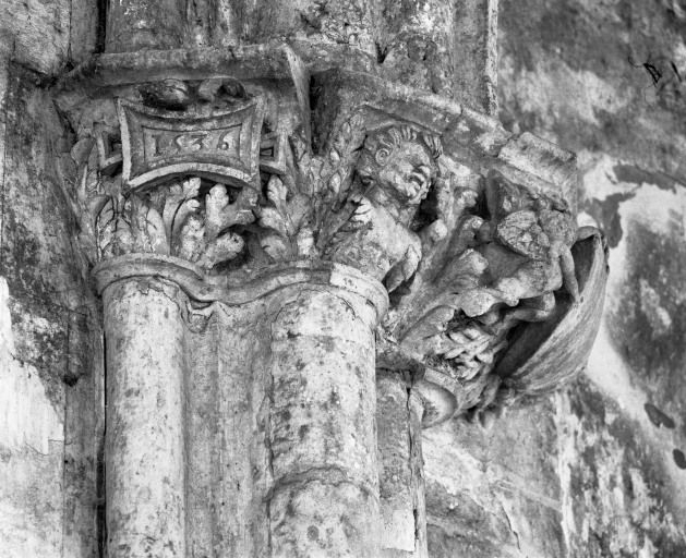 Nef, entre les 3e et 4e travées, chapiteau droit. © Jean-Luc Duthu / Région Bourgogne-Franche-Comté, Inventaire du patrimoine - 1987