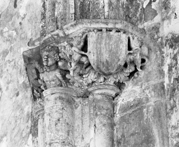 Nef, entre les 3e et 4e travées, chapiteau droit. © Jean-Luc Duthu / Région Bourgogne-Franche-Comté, Inventaire du patrimoine - 1987